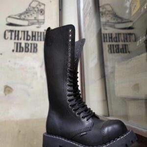 Берці «Шторм» — високі чорні черевики з декоративною перфорацією