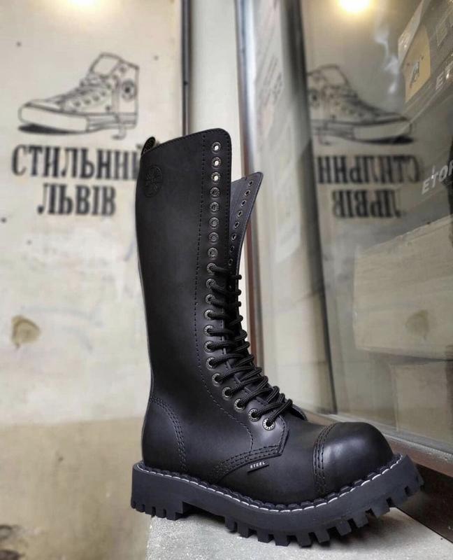 Берці «Шторм» — високі чорні черевики з декоративною перфорацією